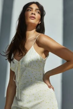 Glamorous Pale Daisy V-Neck Tie Front Midi Dress 8 Glamorous Pale Daisy V-Neck Tie Front Midi Dress -Glamorous Shop 57b2b6052778013f44ce45ca08e40f16