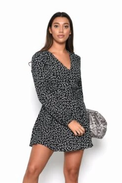 Glamorous Black-White-Flower V-Neck Skater Mini-Dress 8 Glamorous Black-White-Flower V-Neck Skater Mini-Dress -Glamorous Shop 5cd2a587 88eb 403b 8d6e c075d77dd332