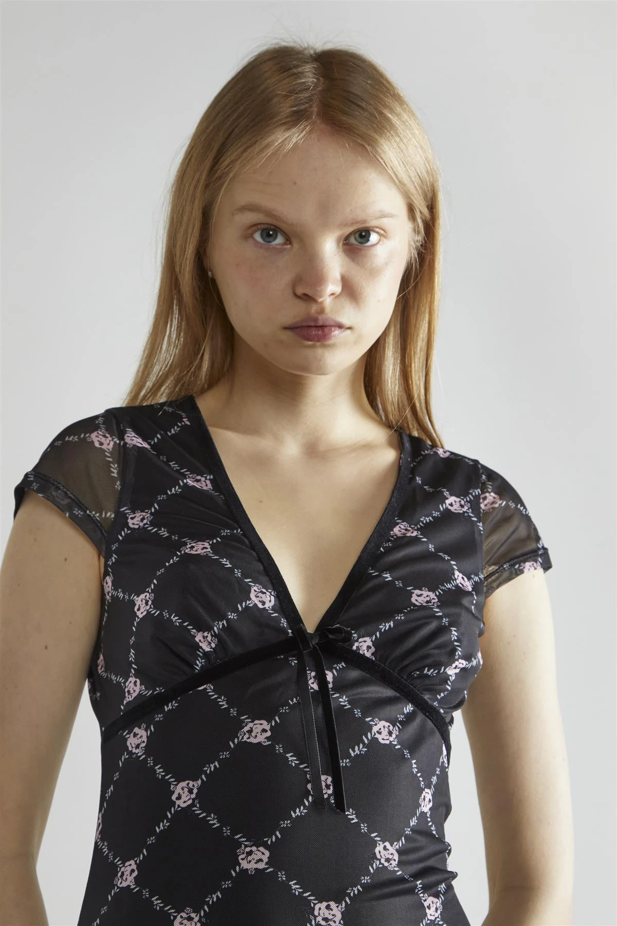 Glamorous Black Rose Trellis Mesh V-Neck Midaxi-Dress 6 Glamorous Black Rose Trellis Mesh V-Neck Midaxi-Dress - Image 4