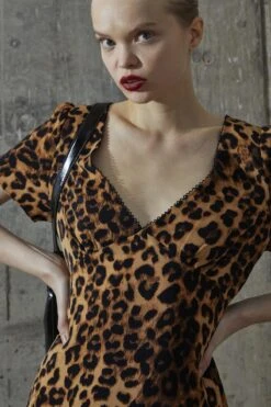 Glamorous Leopard V-neck Midi-Dress -Glamorous Shop b81496ff 8176 4685 9e9c 9c23a0d613d3